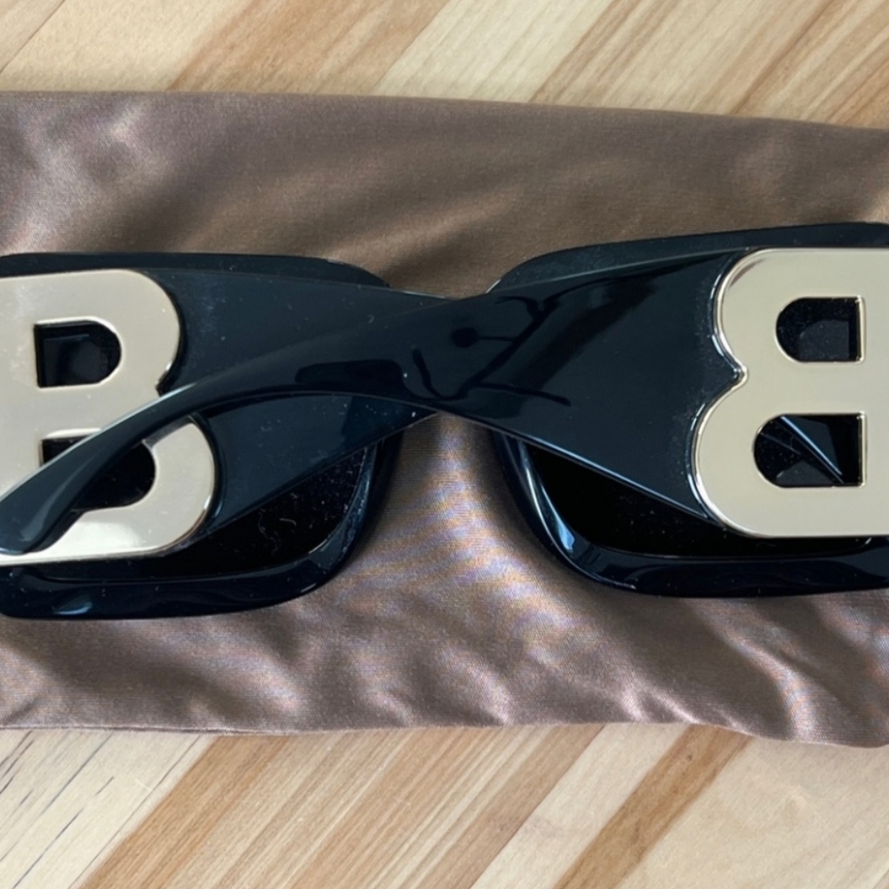 Burberry Black and Gold Square Sunglasses - Picture 5 of 6
